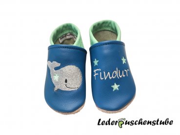 Lederpuschen azur-mint mit Namen grau Sterne mint und rechts Wal mit Stern mint